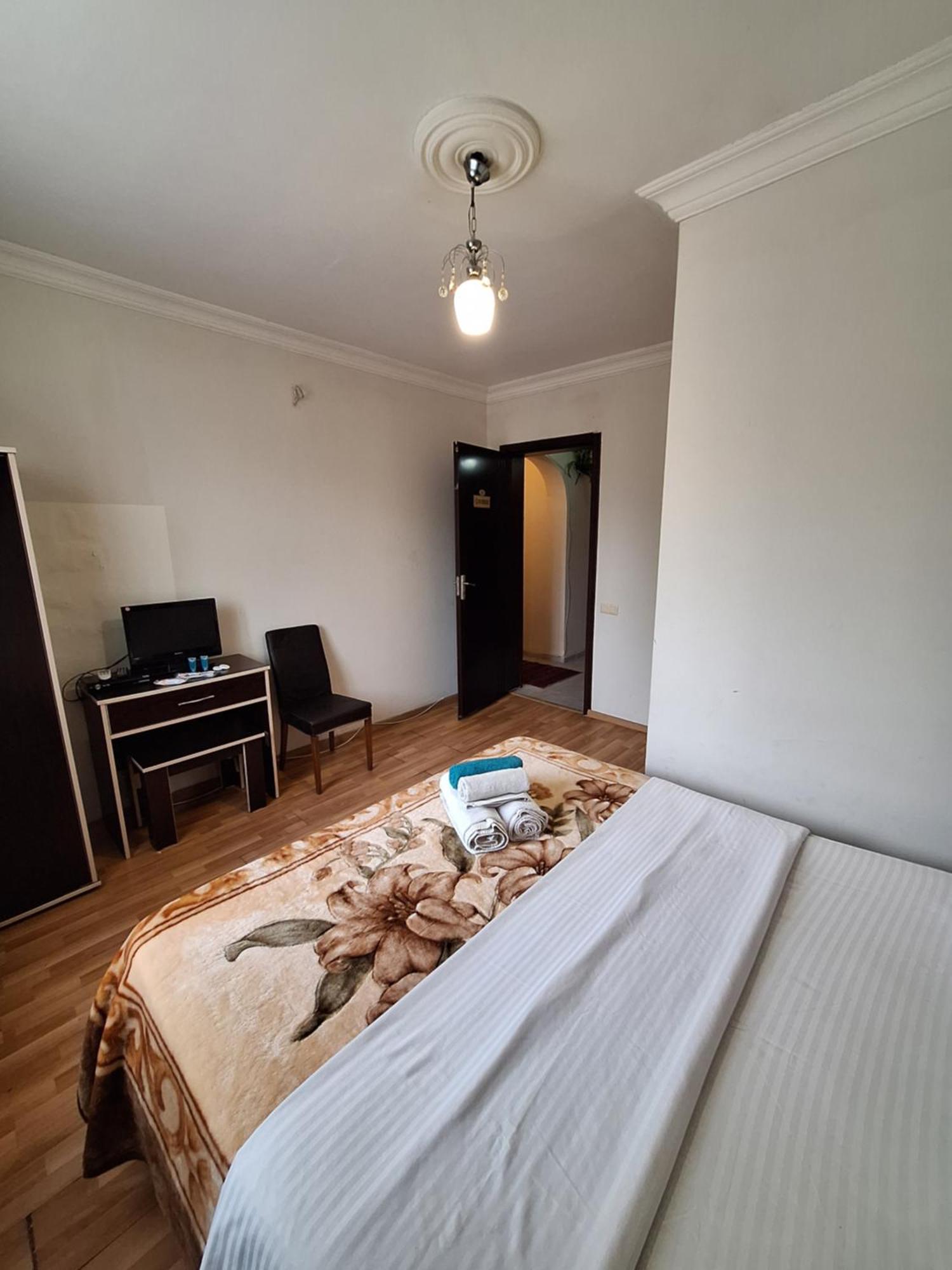 Gold Hotel Batum Buitenkant foto