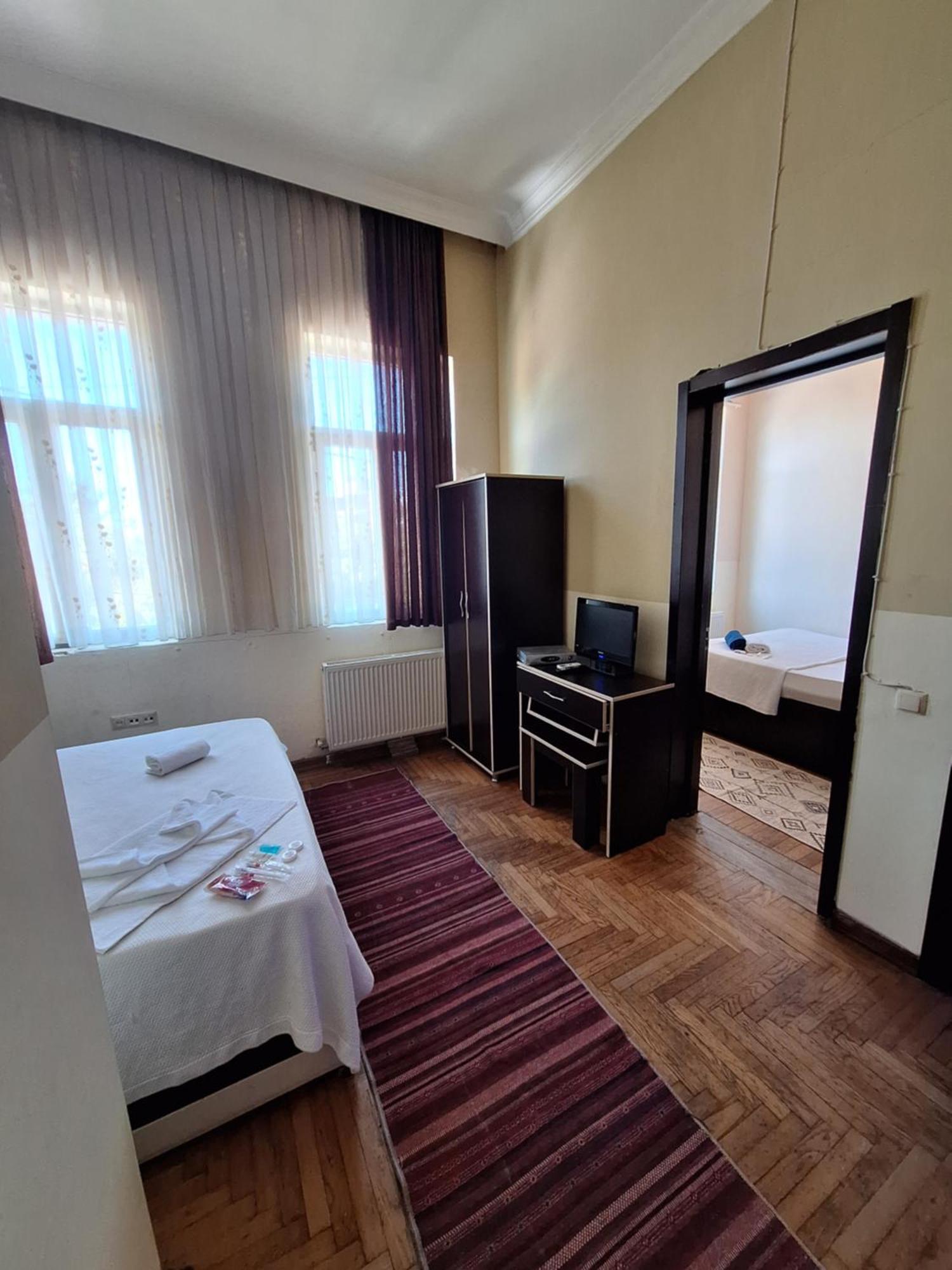 Gold Hotel Batum Buitenkant foto